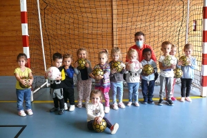 Grazac : les écoliers apprennent à manier le ballon rond