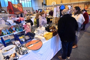 Bas-en-Basset : 63 exposants sont installés au marché de Noël au gymnase