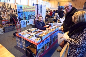 Bas-en-Basset : 63 exposants sont installés au marché de Noël au gymnase