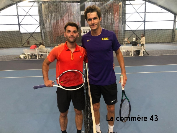 ||Marie-Reine Moirod et Évelyne Colombet (Saint-Didier) remportent la finale du tournoi de doubles dames face à Dany Agut et Anne-Marie Sareni (Bas-en-Basset).||