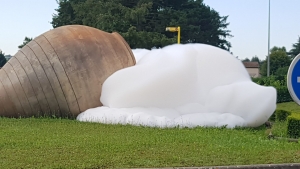 Bas-en-Basset : de la mousse en pagaille sort de la grande jarre du rond-point