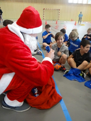 Monistrol-sur-Loire : le Père Noël est passé au gymnase pour les handballeurs