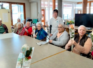 Des roses pour les femmes des Ehpad et colocations seniors