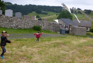 Montfaucon-en-Velay : les écoliers d&#039;Abel-Grimmer dans le sens du vent