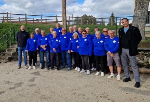 Montfaucon-en-Velay : les 22 joueurs de pétanque ont reçu leurs premières tenues