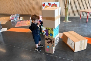 Montfaucon-en-Velay : des décors en carton créés par les enfants et pour les enfants