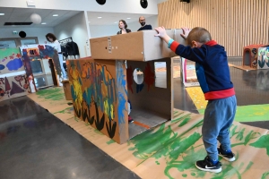 Montfaucon-en-Velay : des décors en carton créés par les enfants et pour les enfants