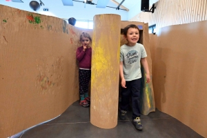 Montfaucon-en-Velay : des décors en carton créés par les enfants et pour les enfants