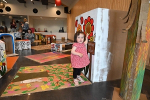 Montfaucon-en-Velay : des décors en carton créés par les enfants et pour les enfants