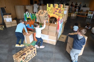 Montfaucon-en-Velay : des décors en carton créés par les enfants et pour les enfants