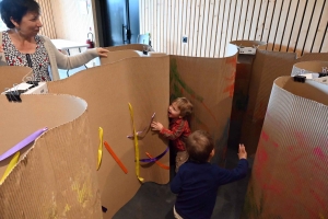 Montfaucon-en-Velay : des décors en carton créés par les enfants et pour les enfants