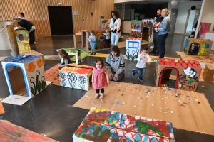 Montfaucon-en-Velay : des décors en carton créés par les enfants et pour les enfants