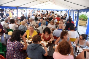 Saint-Bonnet-le-Froid : un dimanche autour d&#039;un barbecue, de musique et de voitures de collection