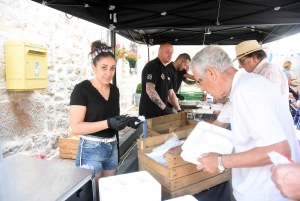 Saint-Bonnet-le-Froid : un dimanche autour d&#039;un barbecue, de musique et de voitures de collection