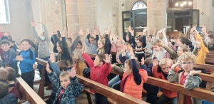 Dunières : l&#039;aurevoir des écoliers aux religieuses