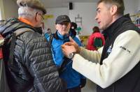 Bertrand, l&#039;un des organisateurs, décrit les parcours à des participants.