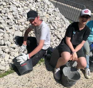 Grazac : des jeunes réalisent un muret en gabion dans le bourg