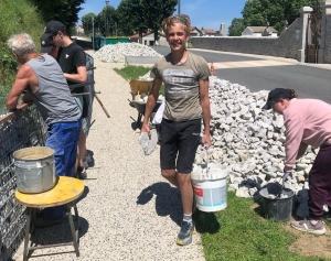 Grazac : des jeunes réalisent un muret en gabion dans le bourg