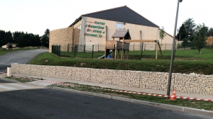 Grazac : des jeunes réalisent un muret en gabion dans le bourg