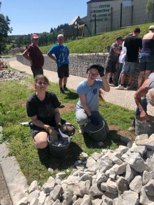 Grazac : des jeunes réalisent un muret en gabion dans le bourg