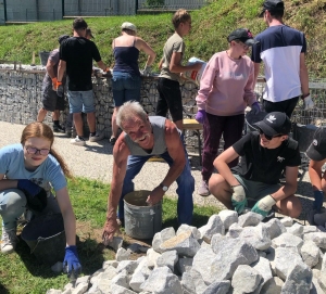 Grazac : des jeunes réalisent un muret en gabion dans le bourg