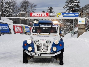 Beauzac : Alan Blondeau sur une course sur glace avec sa 2CV