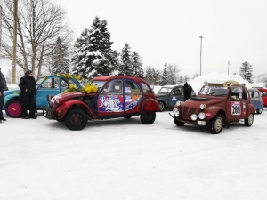 Beauzac : Alan Blondeau sur une course sur glace avec sa 2CV