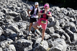 Jessica Lacombe médite au milieu de la coulée de lave et devant le futur vainqueur des 100 km