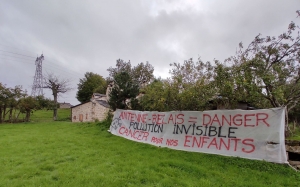 Des affichages jalonnent le hameau