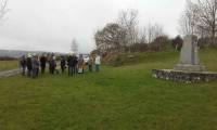 Les participants devant le monument de Chieze, au pied du Lizieux