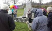 Les participants devant le monument de Chieze, au pied du Lizieux.