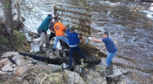 Le Chambon-sur-Lignon : quand des demandeurs d'asile aident à nettoyer le Lignon après la crue