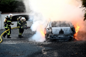 Yssingeaux : un feu de voiture se propage à une haie (vidéo)