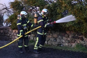 Yssingeaux : un feu de voiture se propage à une haie (vidéo)