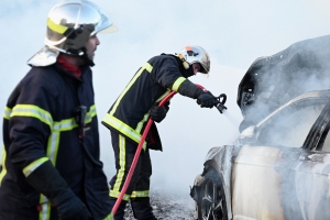 Yssingeaux : un feu de voiture se propage à une haie (vidéo)