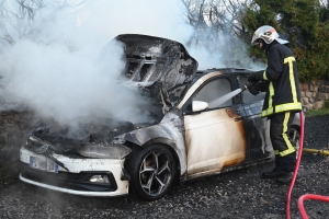 Yssingeaux : un feu de voiture se propage à une haie (vidéo)