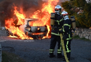 Yssingeaux : un feu de voiture se propage à une haie (vidéo)