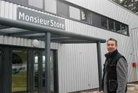 Olivier Ouillon devant le nouveau bâtiment de Monsieur Store.