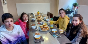 Les classards de la 2003 d&#039;Yssingeaux se retrouvent à l&#039;heure du petit-déjeuner