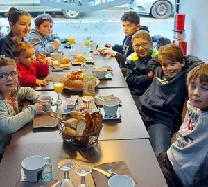 Les classards de la 2003 d&#039;Yssingeaux se retrouvent à l&#039;heure du petit-déjeuner