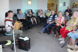 Yssingeaux : un air d&#039;accordéon à l&#039;hôpital Jacques-Barrot