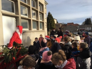 Le Père Noël fait étape dans les écoles de Montfaucon-en-Velay