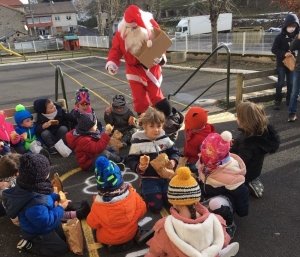 Le Père Noël fait étape dans les écoles de Montfaucon-en-Velay