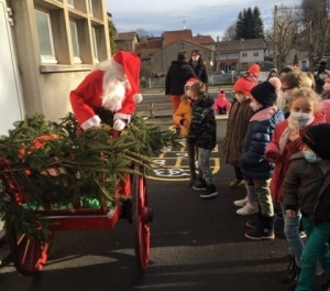 Le Père Noël fait étape dans les écoles de Montfaucon-en-Velay