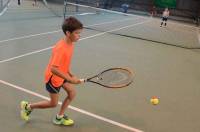 De jeunes tennismen réalisent leurs premiers matches