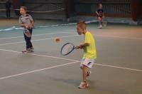 De jeunes tennismen réalisent leurs premiers matches