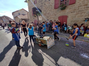 Saint-Maurice-de-Lignon : un corso ensoleillé dans la rue Nationale (vidéo)