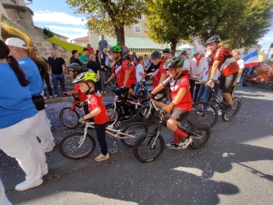 Saint-Maurice-de-Lignon : un corso ensoleillé dans la rue Nationale (vidéo)