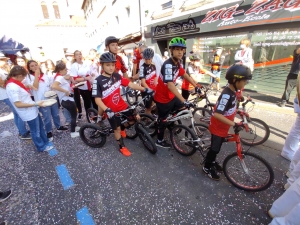 Saint-Maurice-de-Lignon : un corso ensoleillé dans la rue Nationale (vidéo)