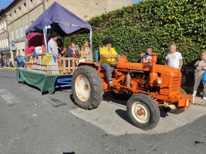 Saint-Maurice-de-Lignon : un corso ensoleillé dans la rue Nationale (vidéo)